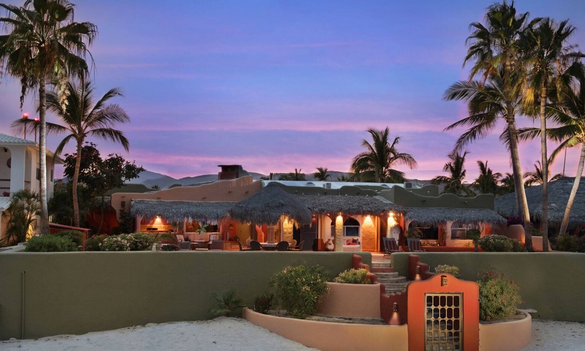 Los Barriles Villa | On the Beach, Infinity Pool & Spa, Private Pickleball Court, Walk to Everything