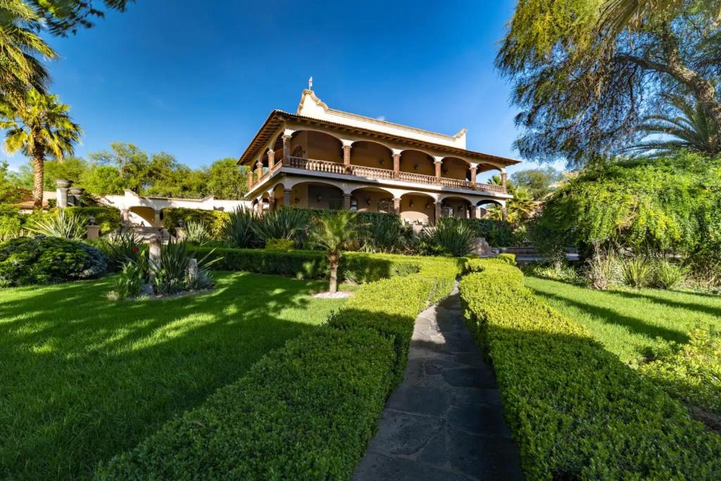 San Miguel de Allende House | Paradisiaca Casa Las Palmas con Alberca Climatizada 5 suites