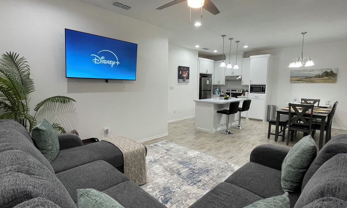 Sebastian House | Peaceful 2-bedroom townhome -Sleeps 6 in La Feria