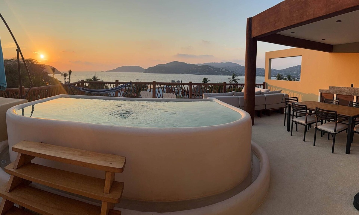 Zihuatanejo Villa | Penthouse private pool 1 block from beach 3 bedroom