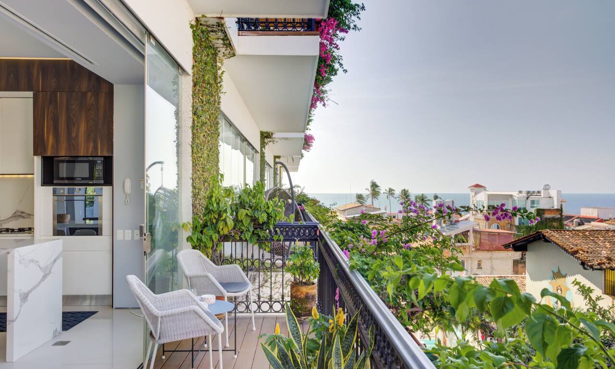 Romantic Zone Apartment | Pier 57 Ocean Views Romantic Zone Best Rooftop Pool