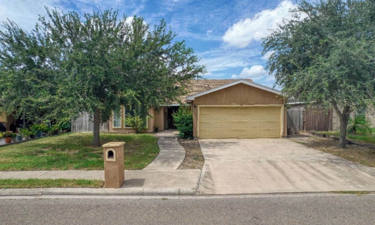 Pharr House | Private Fenced Backyard Pet Friendly Mins to Malls