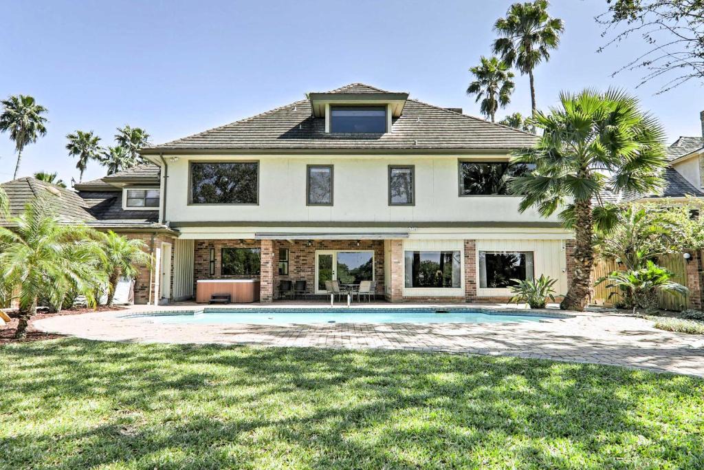 Harlingen House | Private Pool: Lakefront Harlingen Home