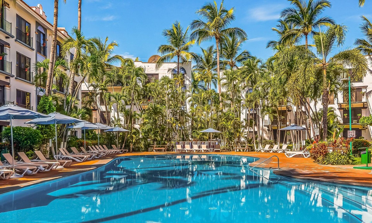 North Hotel Zone Apartment | Puerto de Luna #622 | 1BR/2BA Puerto Vallarta | Pool, beach & dining