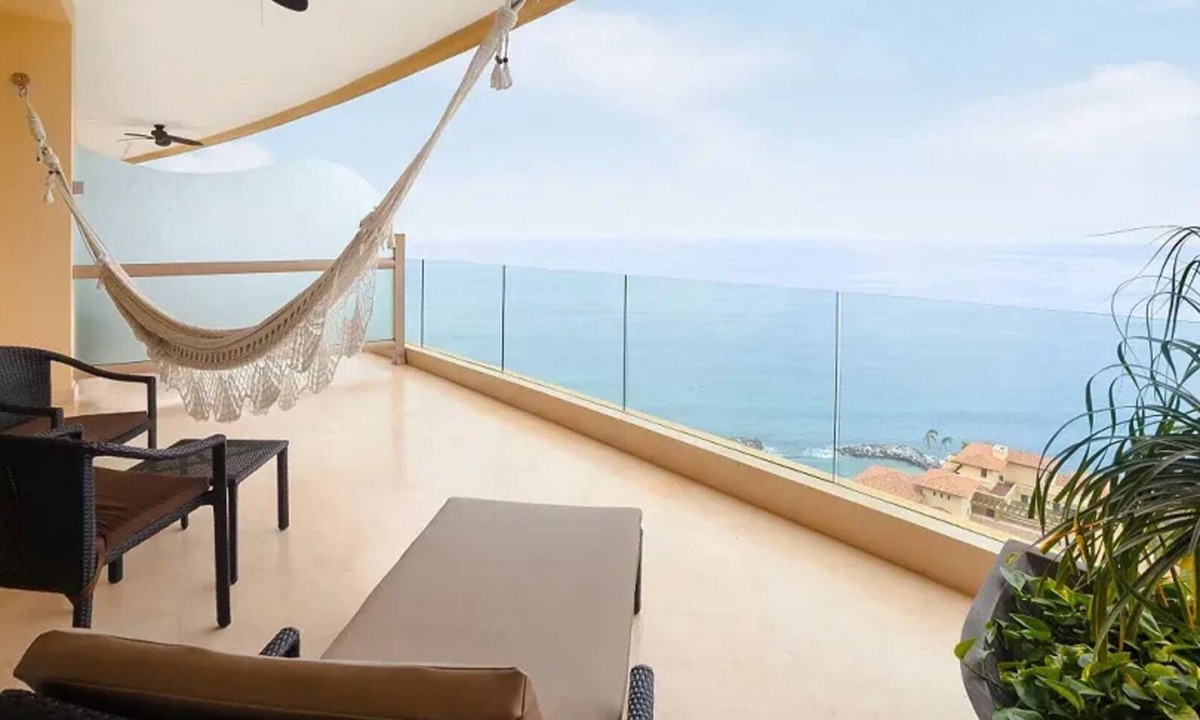 South Shore Hotel Area Hotel | ✩ PV Getaway ✩ Studio w/King Bed & Balcony Views ✩
