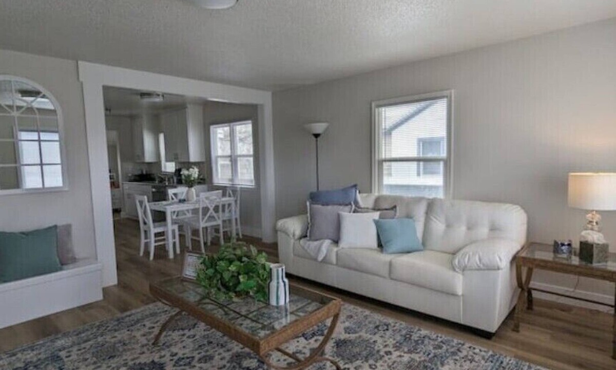 Murray House | Quaint Murray Home- 2 bed/1 bath 20 min to ski/hike or downtown. 5 min to IMC.
