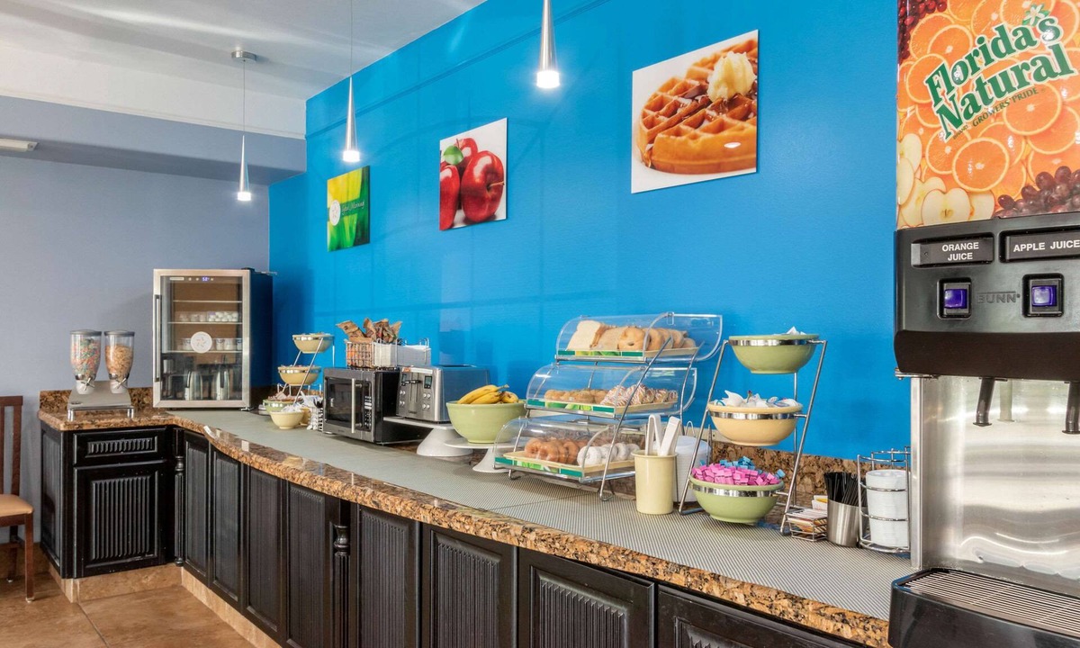 Mercedes Hotel | Quality Inn & Suites at The Outlets Mercedes/Weslaco