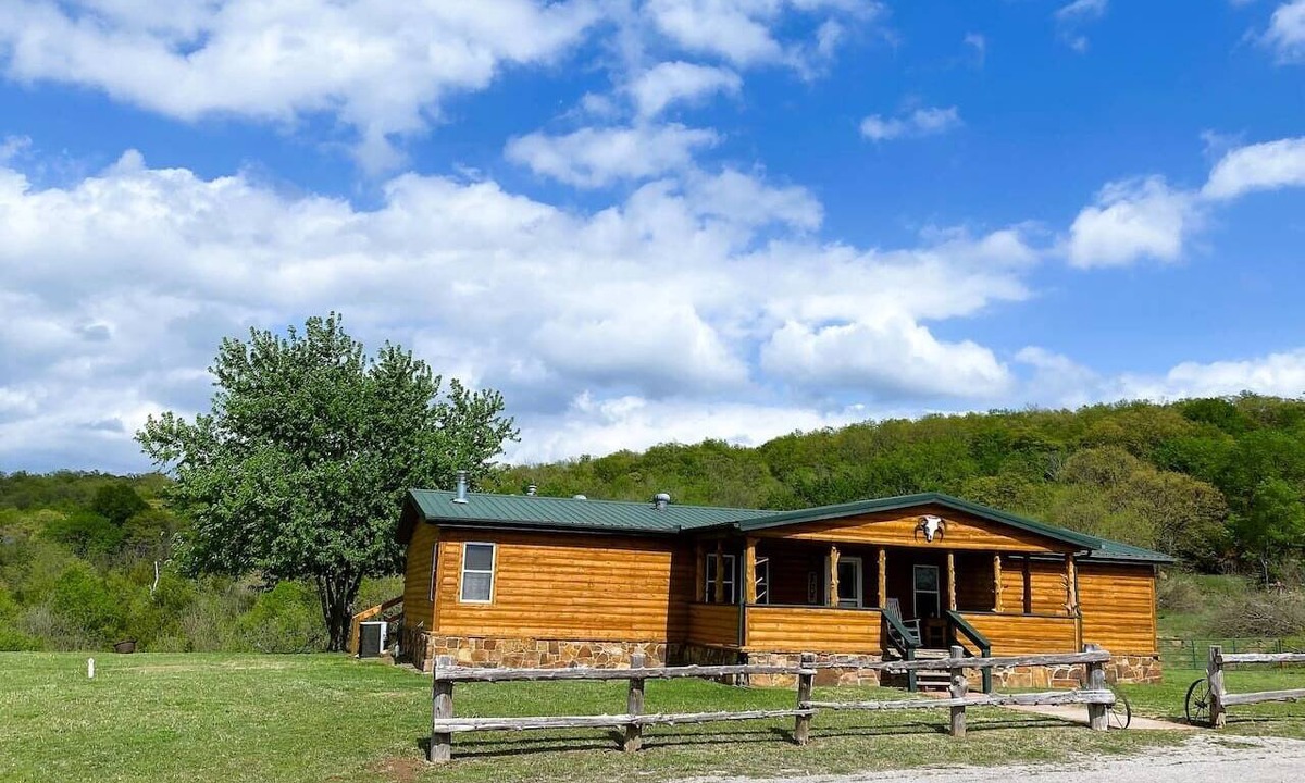 Pawhuska Cabin | Quarter Circle Cross Bunkhouse Country Living!