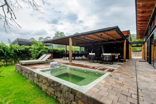 Valle de Bravo House | Rancho Olivos Mountain House with Private Hot Tub, Padel Court