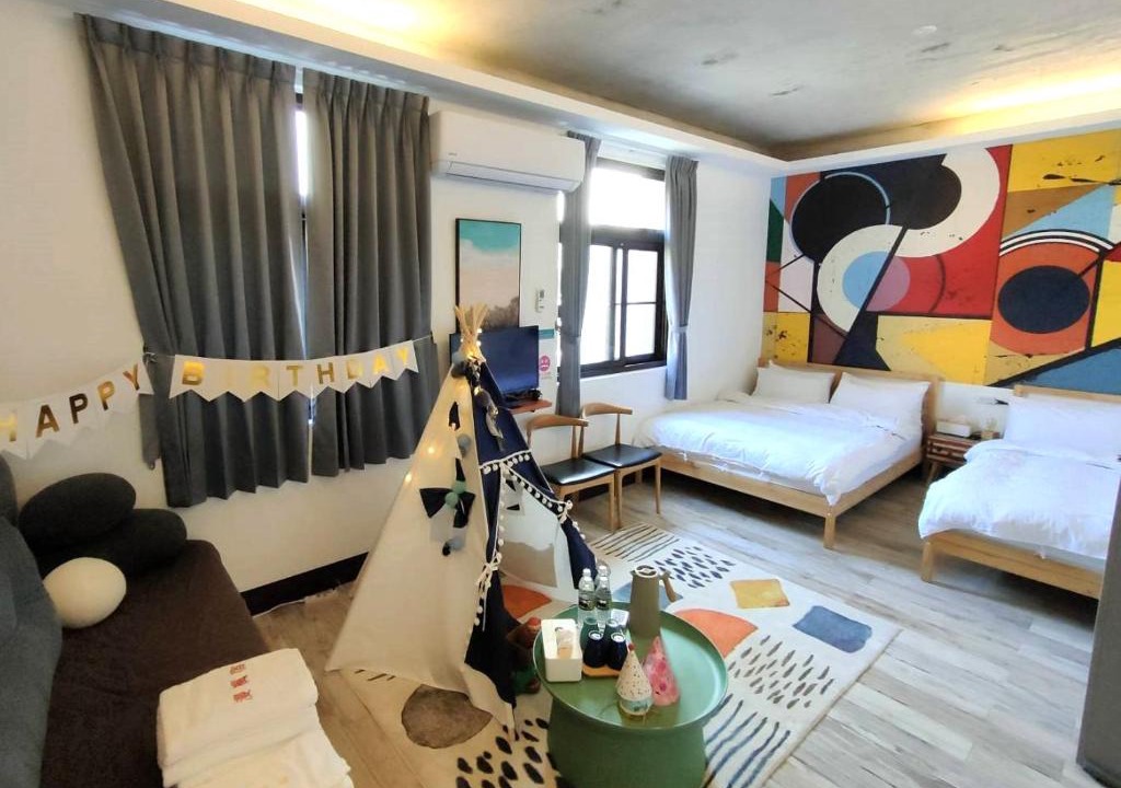 Longtan District Bed & Breakfast | Red Rose B&B漫楓宿民宿 桃園市民宿110號