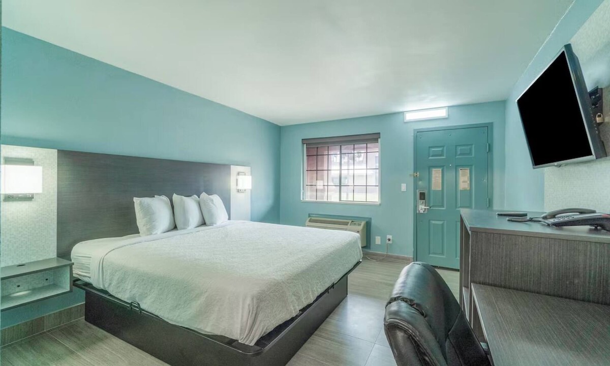 Harlingen Hotel | Relax King Bed Room Near Harlingen Municipal Golf Course - Great Location