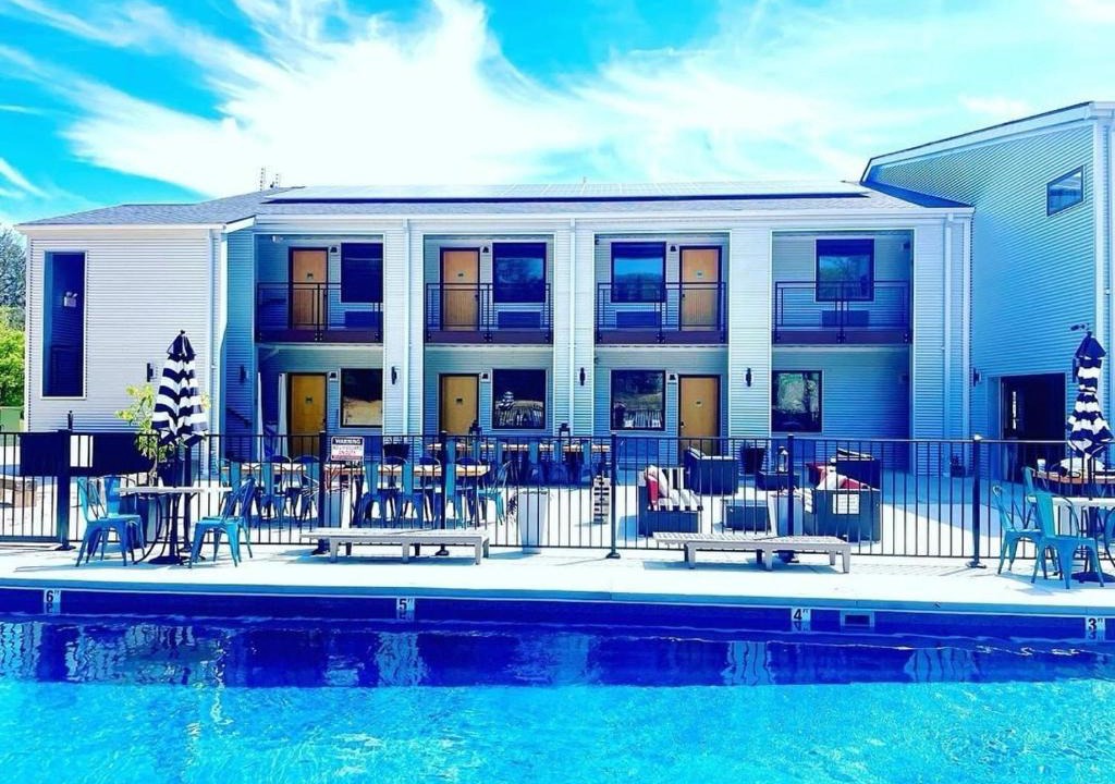 Pacific Hotel | Relaxing king suite with jacuzzi and pool