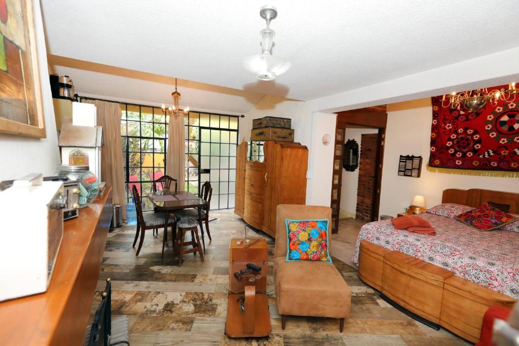 Cholula Apartment | Retro by Majikal B&B