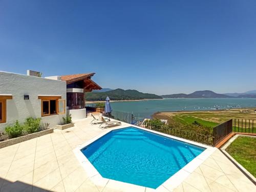 Valle de Bravo House | Rustic house with stunning lake view