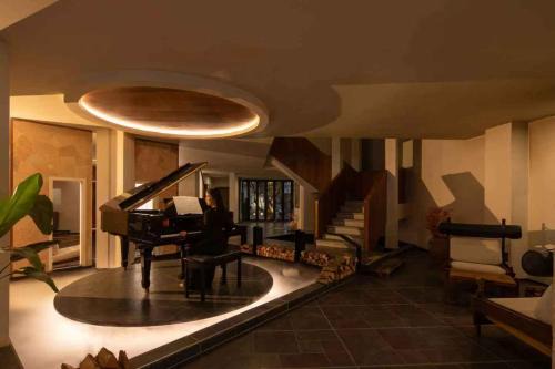 Shangri-La Hotel | Shangri-La's Three Seasons Resort & Hotel