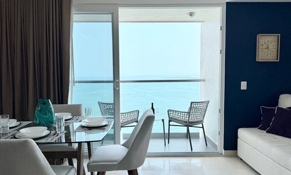 Las Glorias Apartment | Sky-High Oceanfront Retreat for Two – Romantic 27th Floor Stay by Moikkarentals
