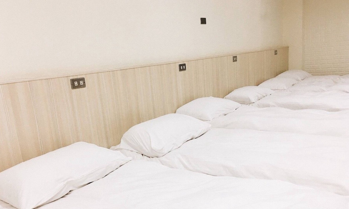 West Central District Hostel | Spacious 12 Person Room close to Railway Station
