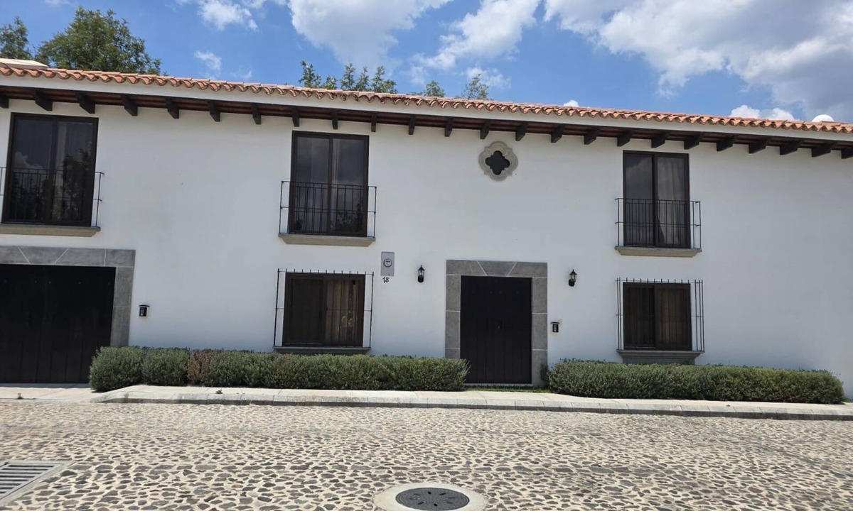 Antigua Guatemala House | Spacious 4-bedroom house in Antigua Guatemala with AC and pool with jacuzzi/Gym
