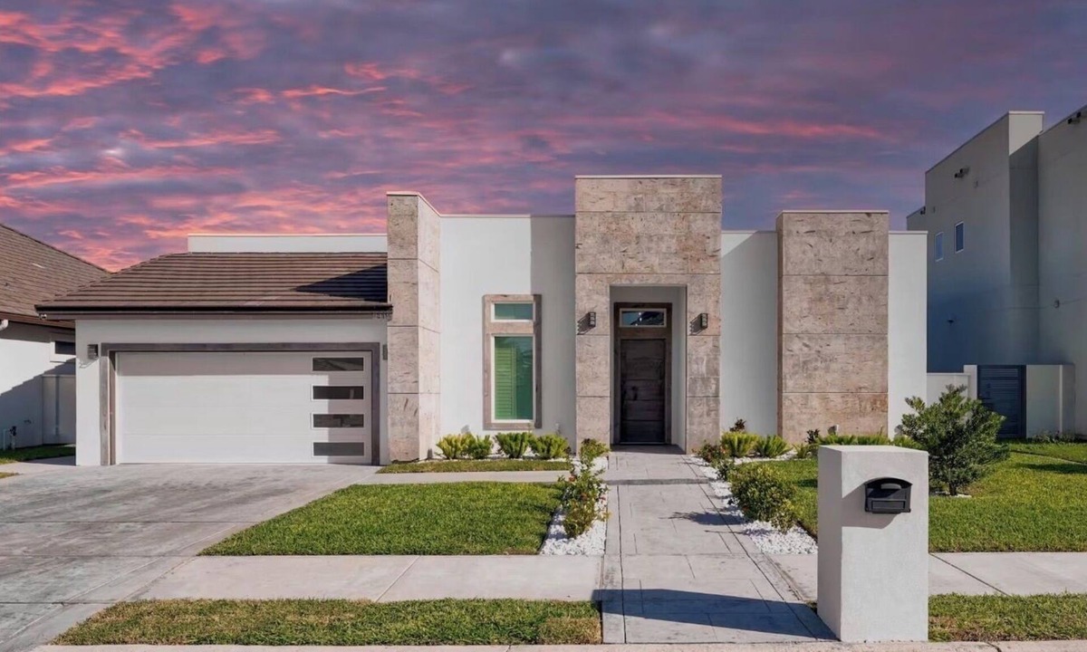 Edinburg House | Spacious 4-bedroom house in beautiful Edinburg with awesome pool