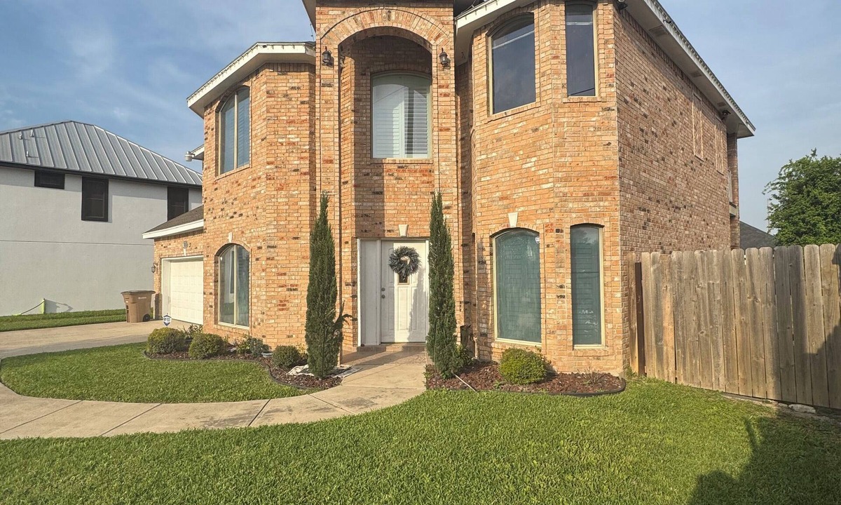 Edinburg House | Spacious 4-Bedroom Luxurious House in Edinburg with Full Amenities