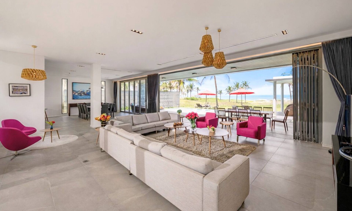 Ngu Hanh Son Villa | Spacious 6 BR Beachfront Villa in Resort with Pool and Gym
