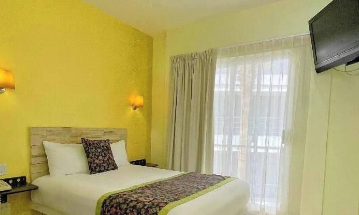 Downtown Cabo San Lucas Hotel | Spacious Couple Unit Steps to Medano Beach – Perfect Location, Great Stay!