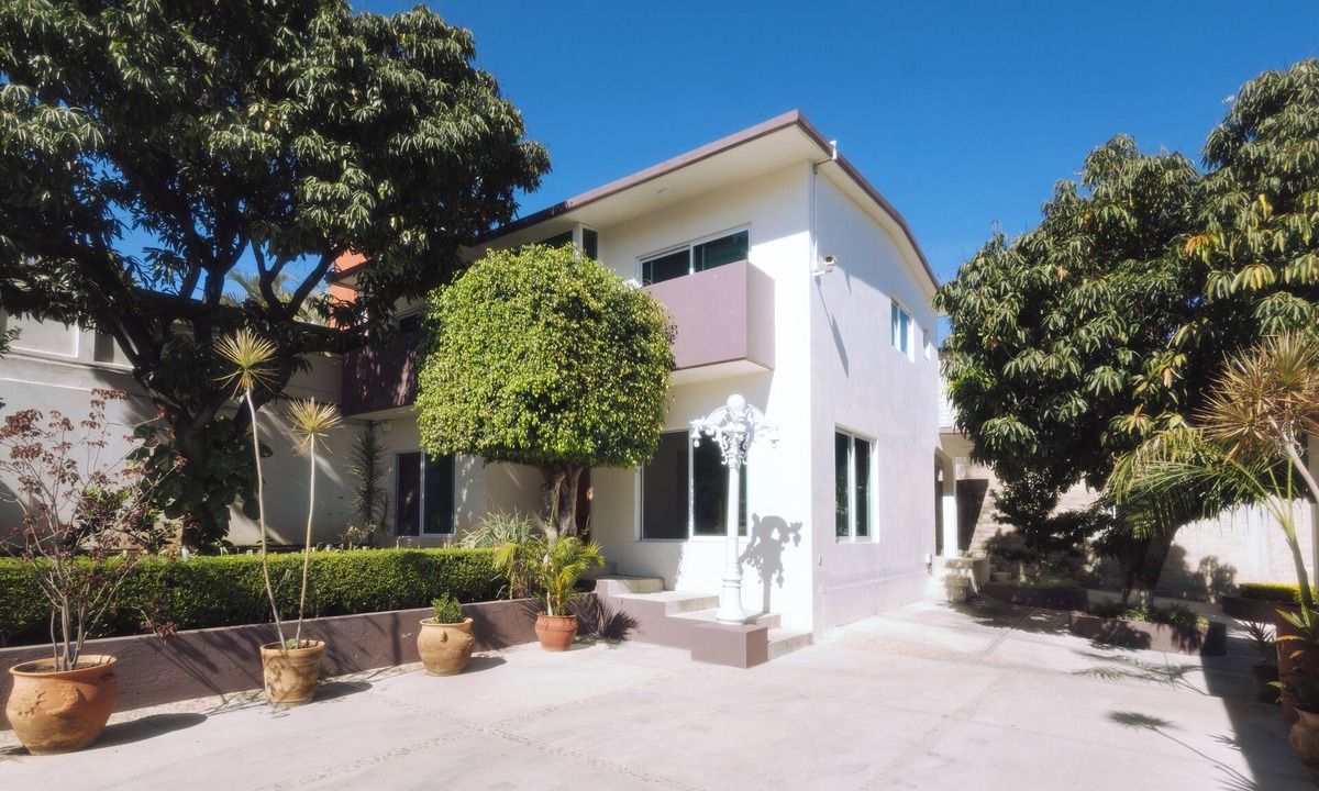 Oaxaca House | Spacious family house with private garden, parking and excellent location.