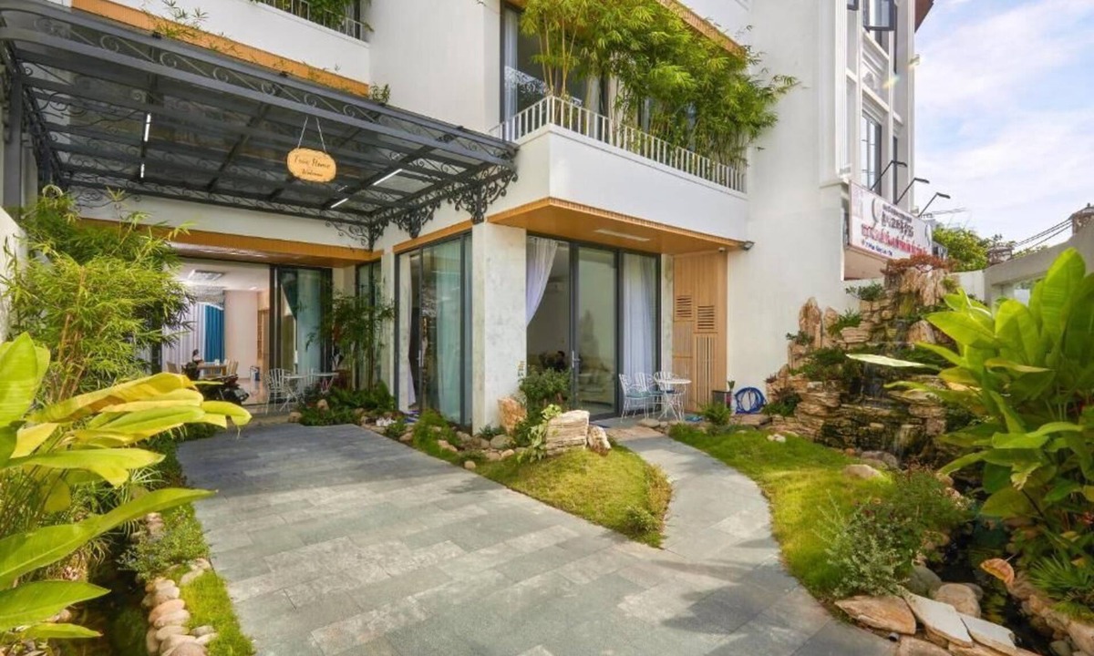 Da Nang City Centre House | Spacious King Room with Garden View in the lovely center of Đà Nẵng