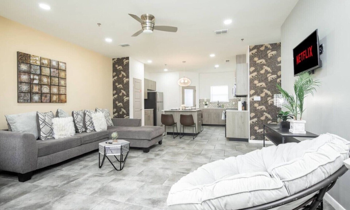 Edinburg Villa | ✅ Spacious Quiet Luxury Home Fast WiFi King Beds ✅