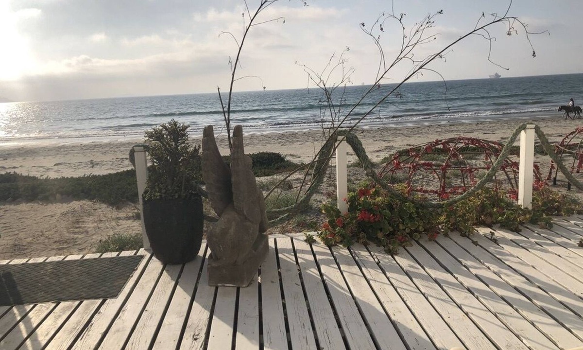 Lengueta Arenosa House | Stately oceanfront villa.