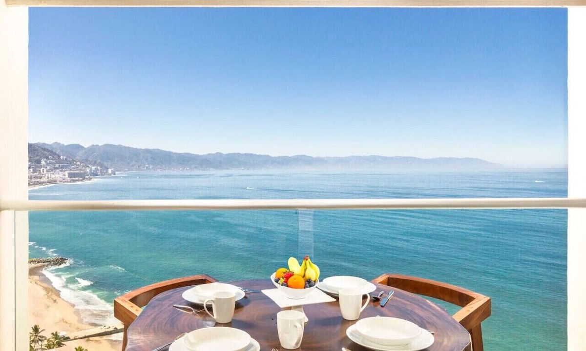 Las Glorias Apartment | Stunning View Oceanfront Condo