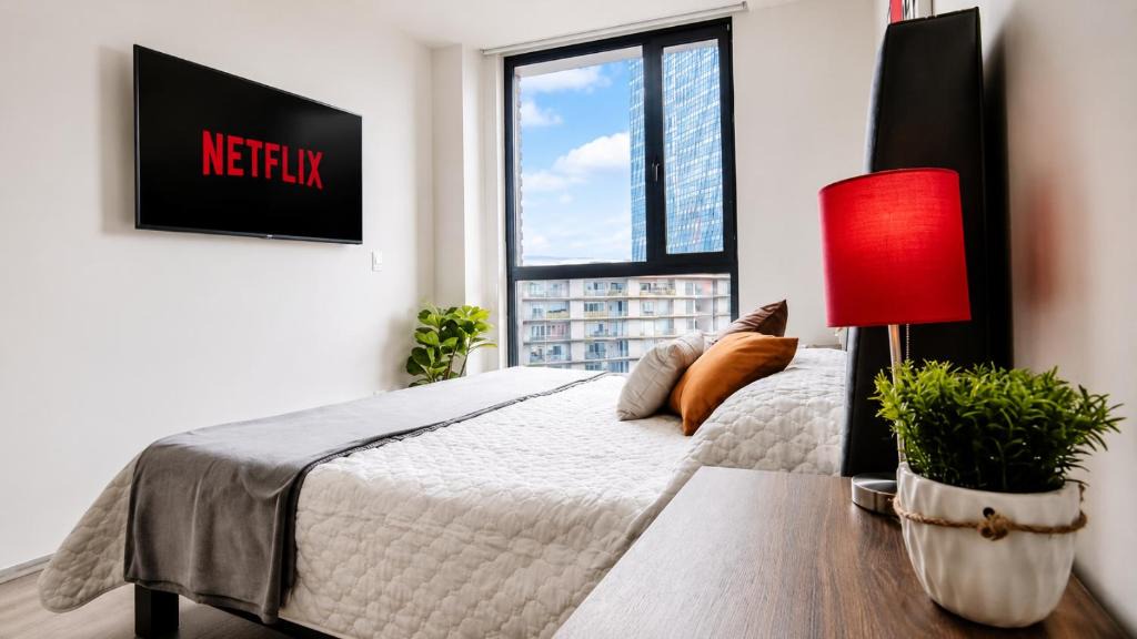Anahuac Apartment | Stylish High-Rise, Pool, HotTubKing Size Bed