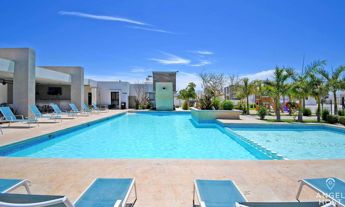 La Paz House | Stylish Home with Shared Pool, BBQ, Private Patio