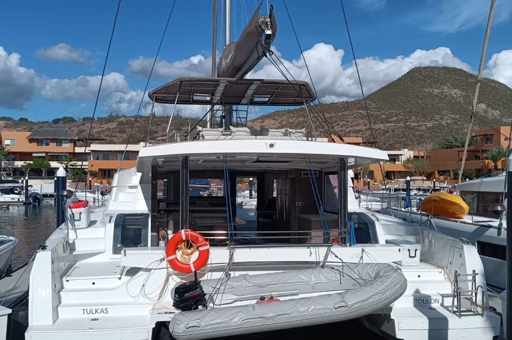 La Paz Boat Rental | Sun-Kissed Sailing in Mar de Cortez: A Baja California Sur Beach Experience