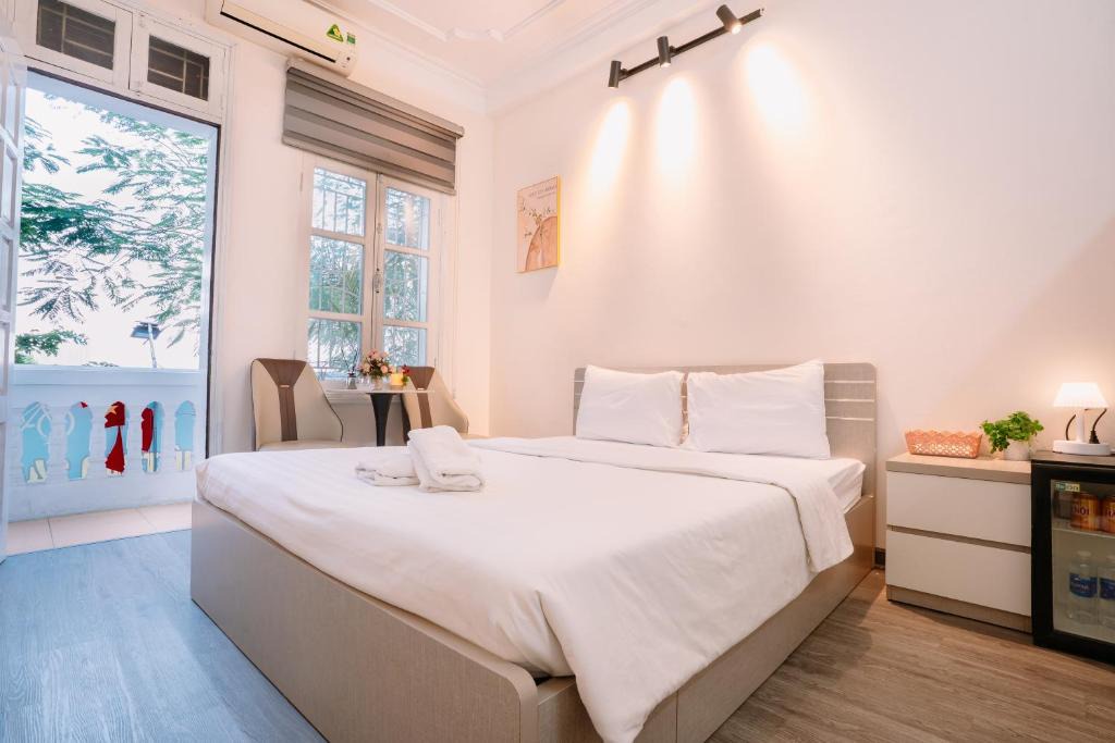 Thuy Khue Apartment | Sun Westlake View & Balcony Homestay