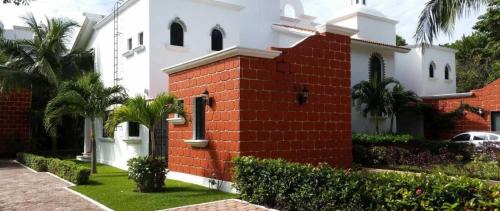 Playacar House | Sunrise Double Room in Stunning Villa Playacar Ii