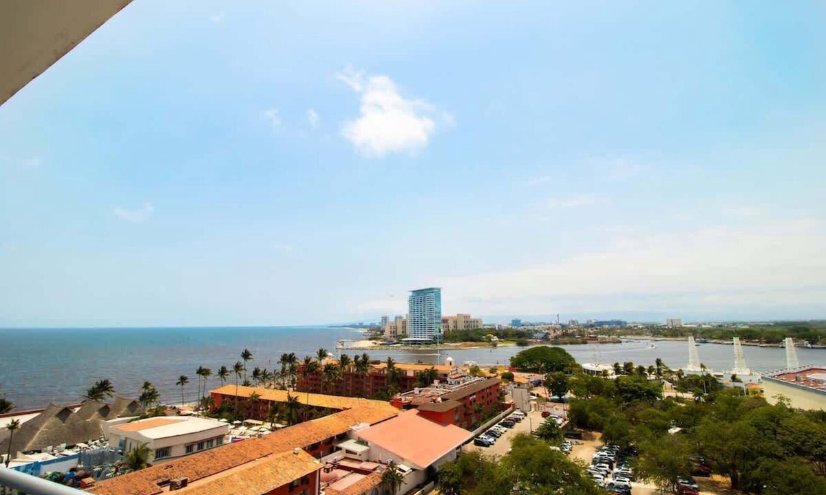 North Hotel Zone Apartment | Sunset Views, 5min walk to Beach, Rooftop Pool