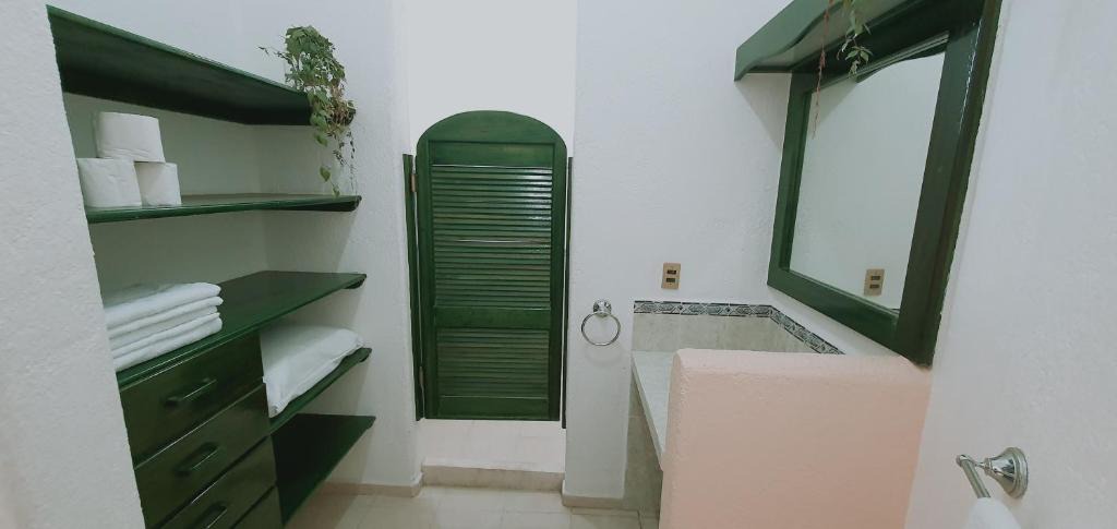 Crucecita House | Super Habitación 4 personas , fresca, tranquila y cómoda