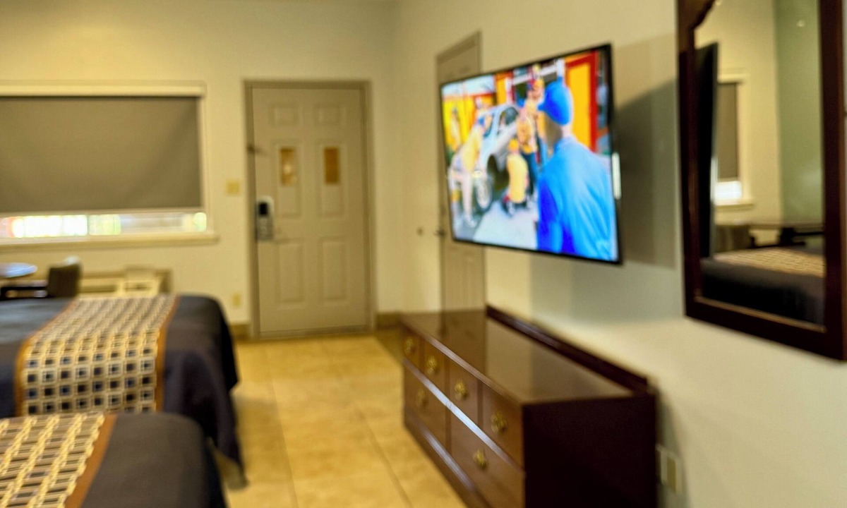 Edinburg Hotel | Texas Inn and Suites City Center at University Dr.