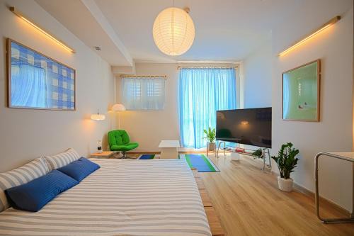 District 10 Apartment | The Golden Glow Studio Private Self-Check In Center District 10