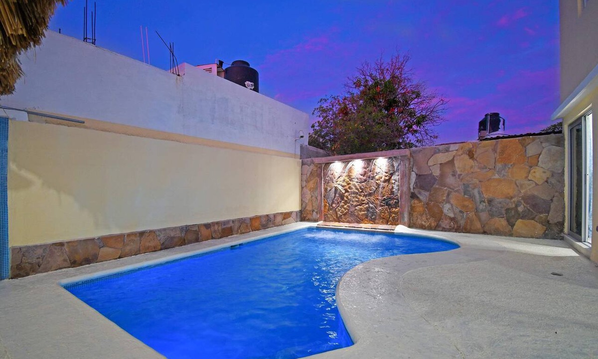 La Rinconada Apartment | The Poolside Suite Downtown Access free parking on street