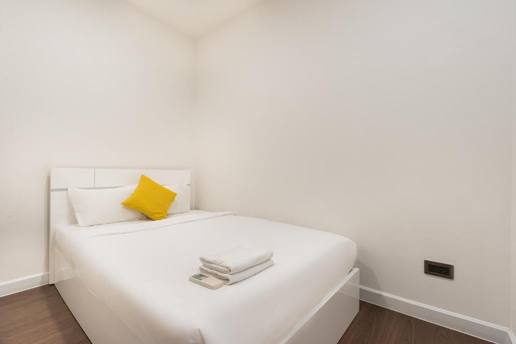 Bach Dang Riverside Apartment | The Saigon Royal in Center pool view