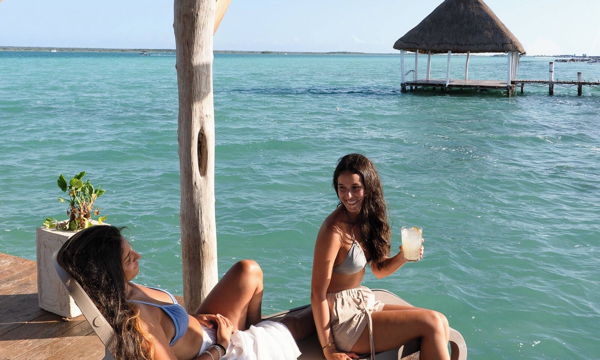 Centro Hotel | The Yak Lake House Hostal Bacalar