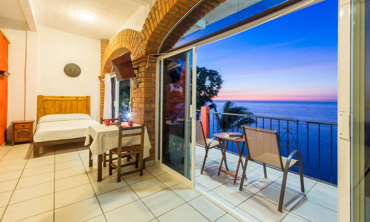 South Shore Hotel Area Apartment | Traditional Sierra Leon Oceanfront Rooms