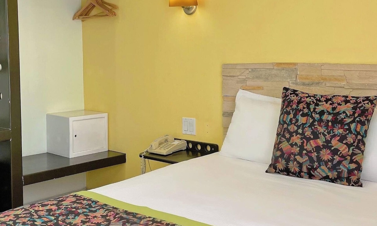 Juarez Hotel | Traditional-Style Room Close to Shops & Restaurants – Walk Everywhere