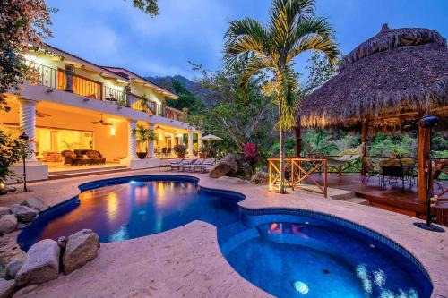 South Shore Hotel Area Villa | Treasure from the sea-private beach gate 5 minute walk