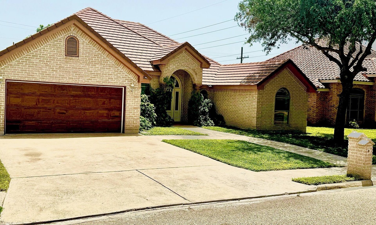 Edinburg House | Tropical Family Funhouse, Relax: No Chore Pet friendly Rental
