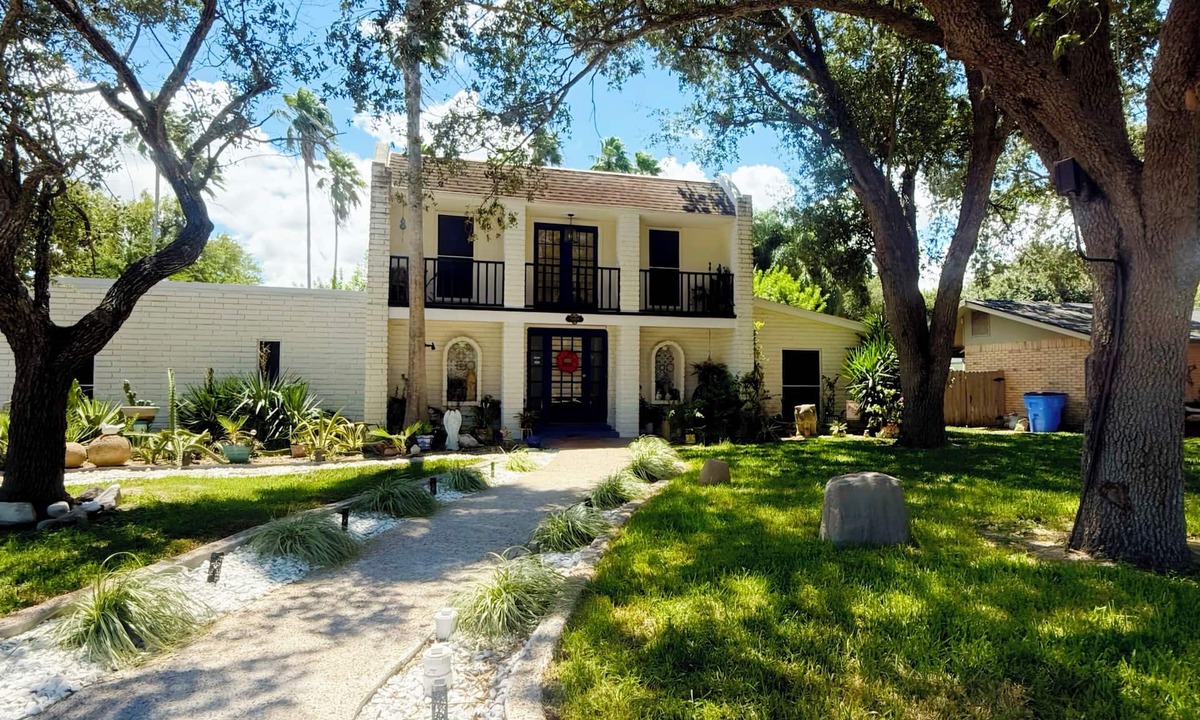 Palm Valley House | Tropical Garden Oasis Birdwatcher's Paradise Spacious Harlingen Retreat