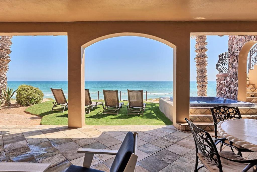 Sandy Beach Villa | Unparalleled Luxury Beachfront House on the Water