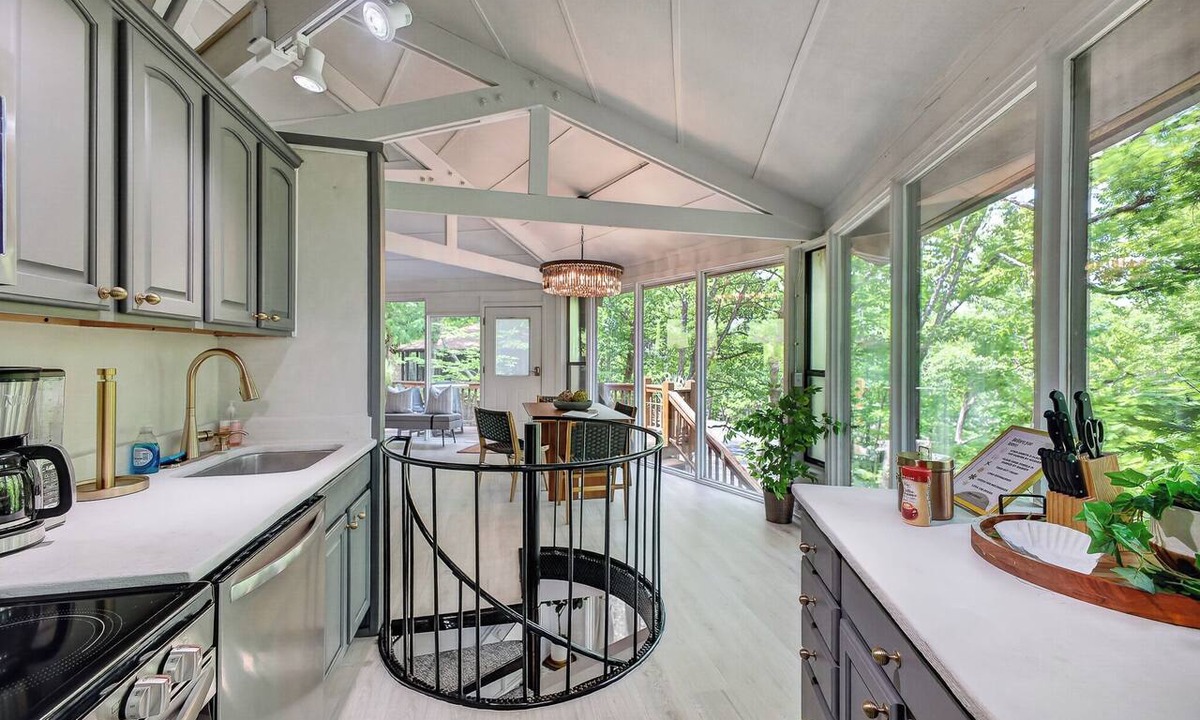 Village of Four Seasons Cottage | Unplug, Unwind, Welcome to the Treehouse
